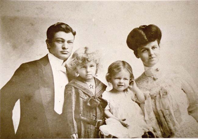 photo of William Wesley Kyle, wife Clyde Wiess and family